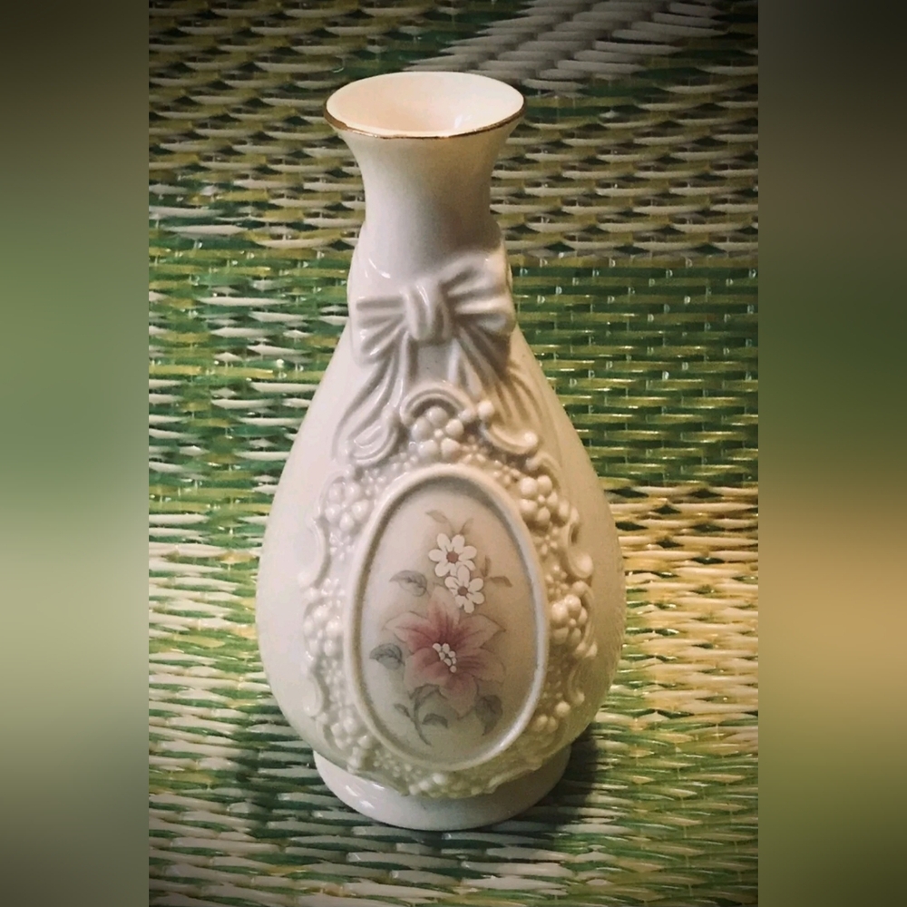 Vintage-Royal Heritage Collection-porcelain Cameo Ribbon Vase
